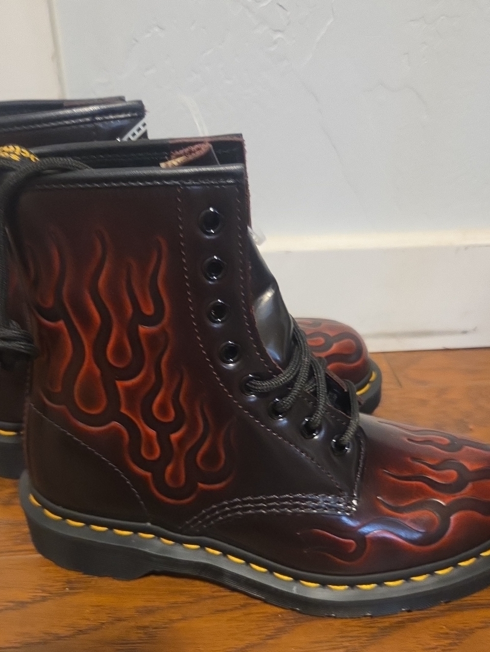 Unisex Boots Dr. Martens 1460 Inferno Size 5 Men size 6 women